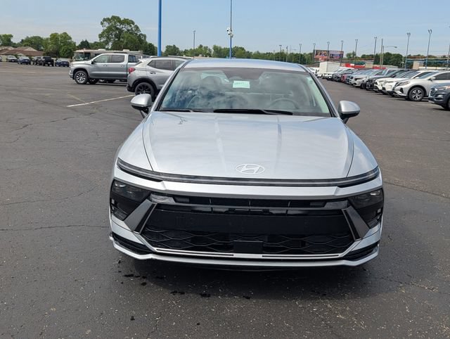 Used 2025 Hyundai Sonata SEL FWD image 2