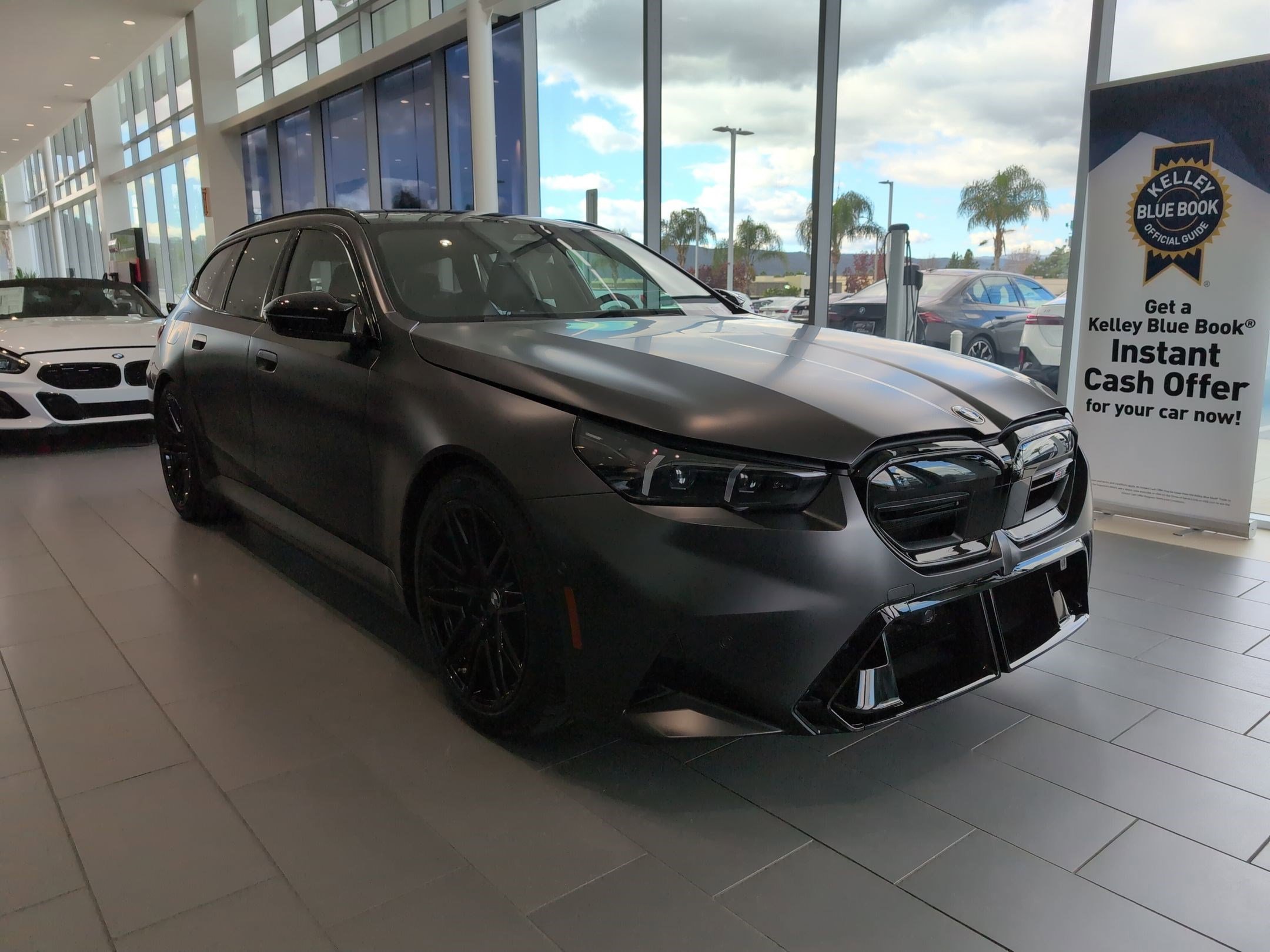 Used 2025 BMW M5 Touring w/ Executive Package image 2