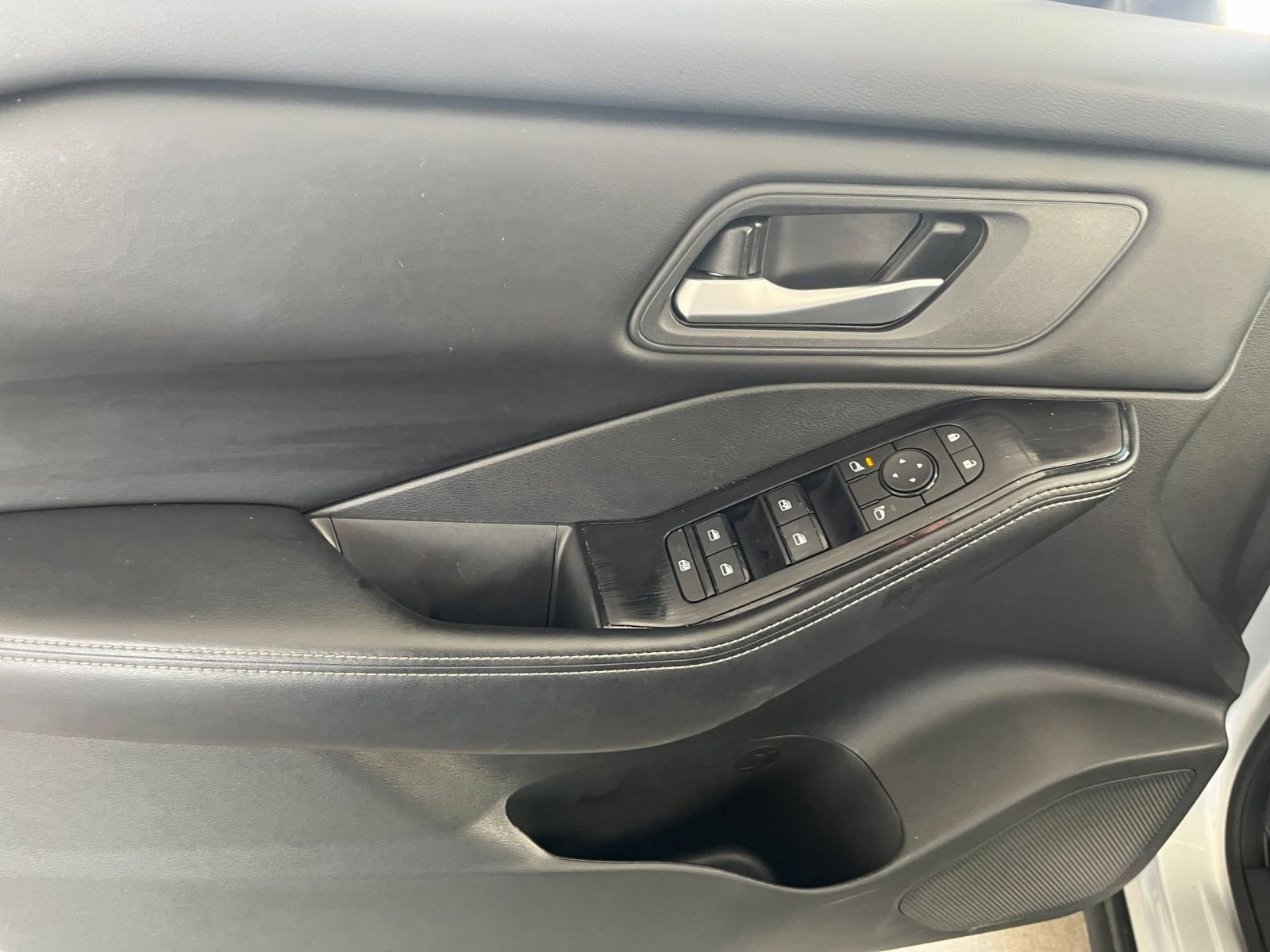 Used 2025 Nissan Rogue SV FWD image 18