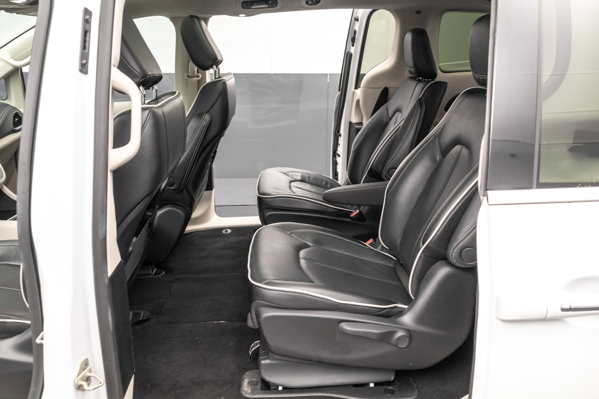 Used 2023 Chrysler Pacifica Limited FWD image 31