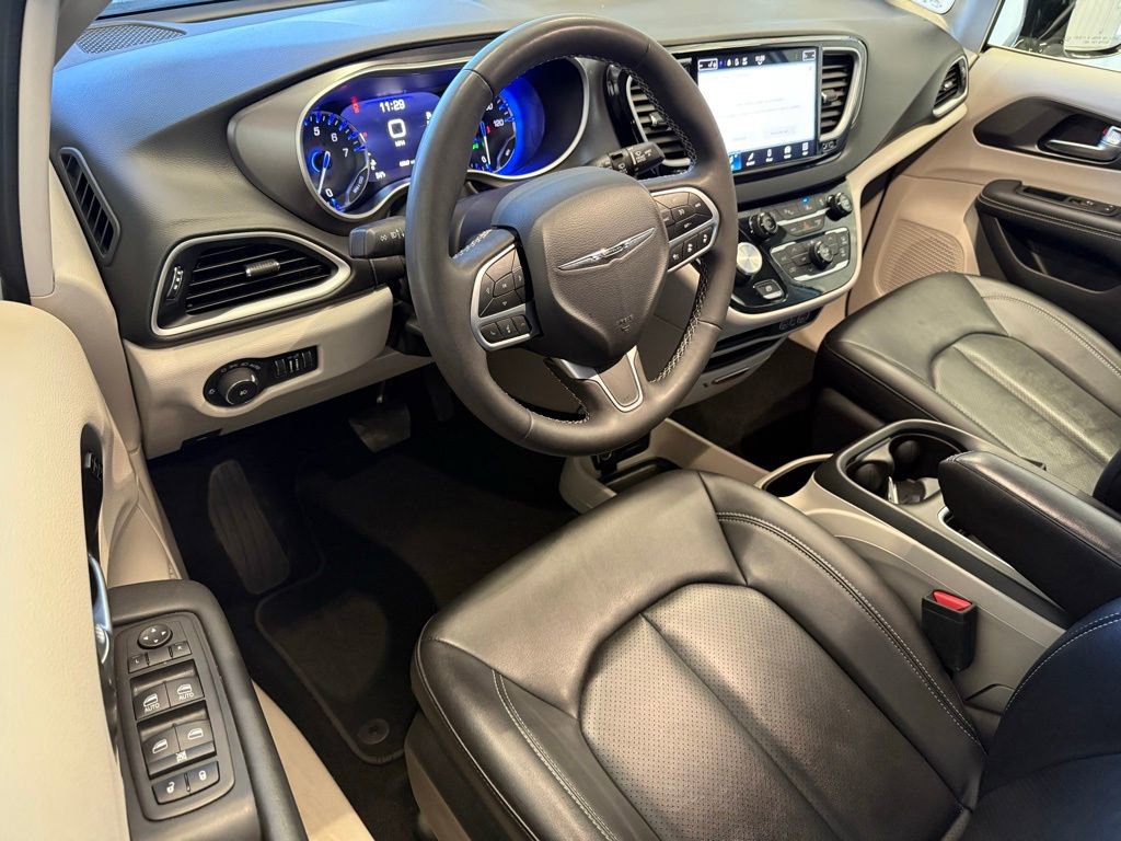 Used 2024 Chrysler Pacifica Touring-L image 18