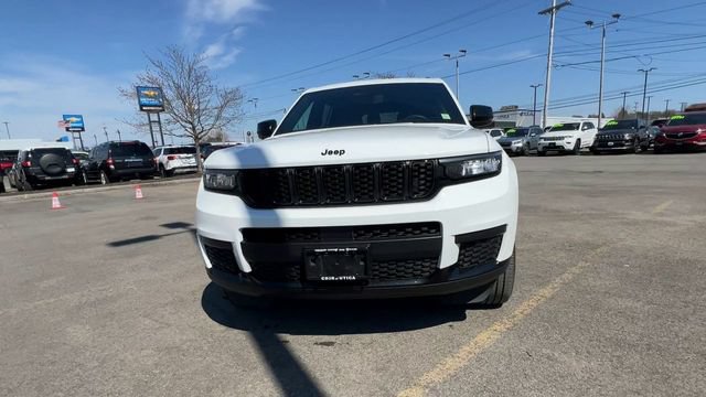 Used 2023 Jeep Grand Cherokee L Laredo AWD/4WD image 3