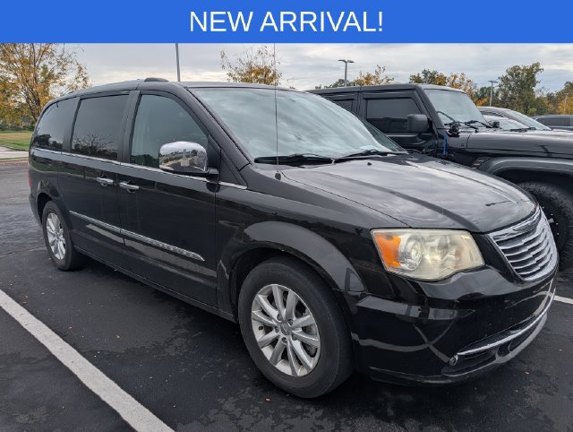 Used 2015 Chrysler Town & Country Limited Platinum FWD image 1