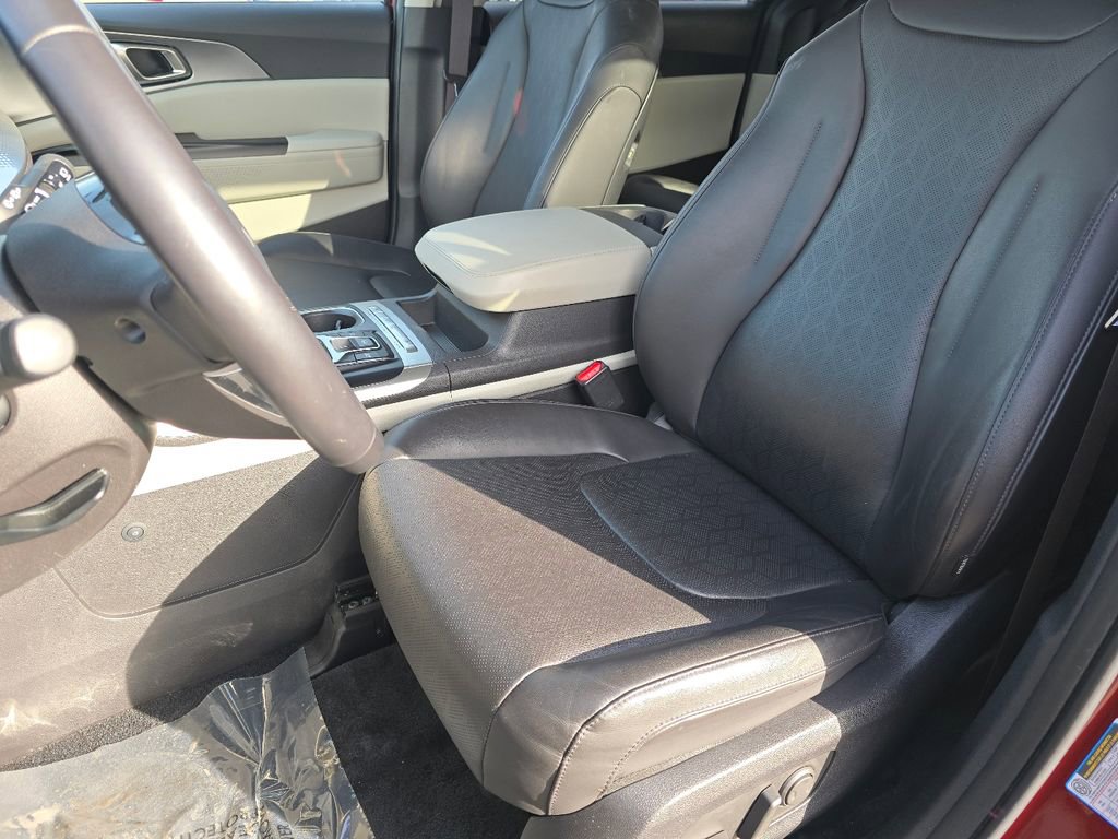 Used 2024 Kia Carnival LX image 22