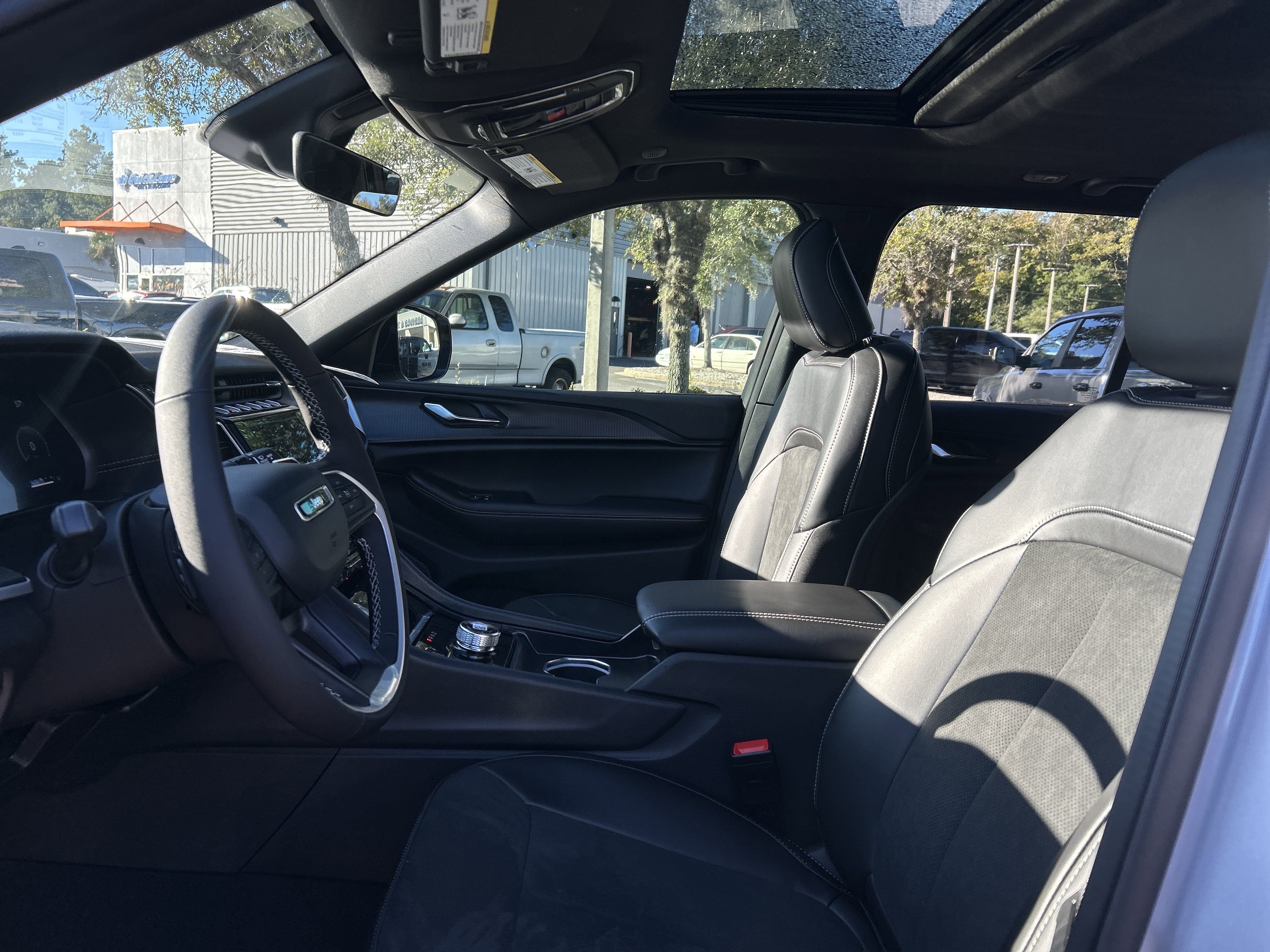 New 2025 Jeep Grand Cherokee Laredo image 14