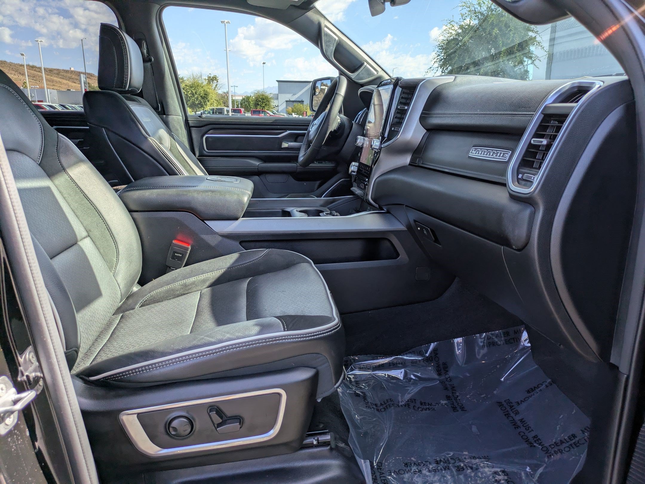 Used 2025 RAM 1500 Laramie w/ Sport Appearance Package AWD/4WD image 31