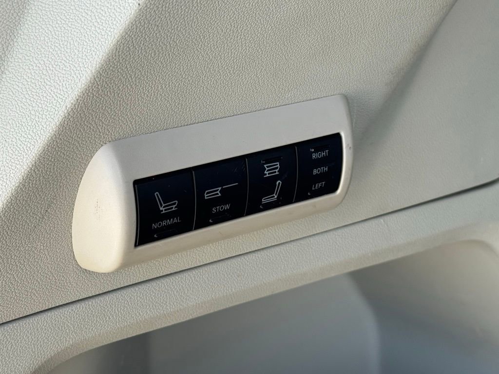 Used 2010 Volkswagen Routan SEL FWD image 43