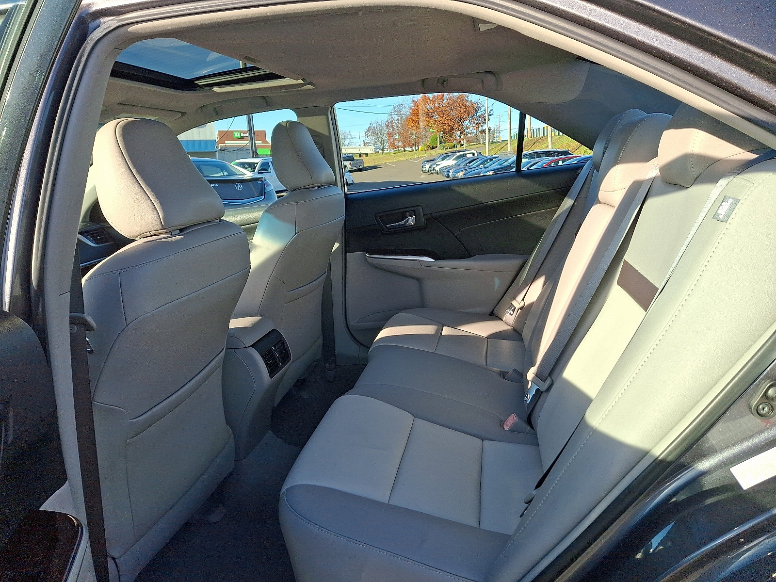 Used 2014 Toyota Camry XLE image 10