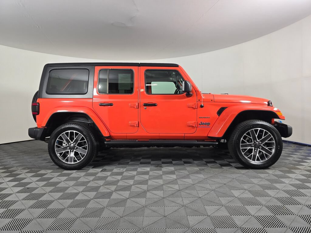 Used 2023 Jeep Wrangler Unlimited Sahara AWD/4WD image 2