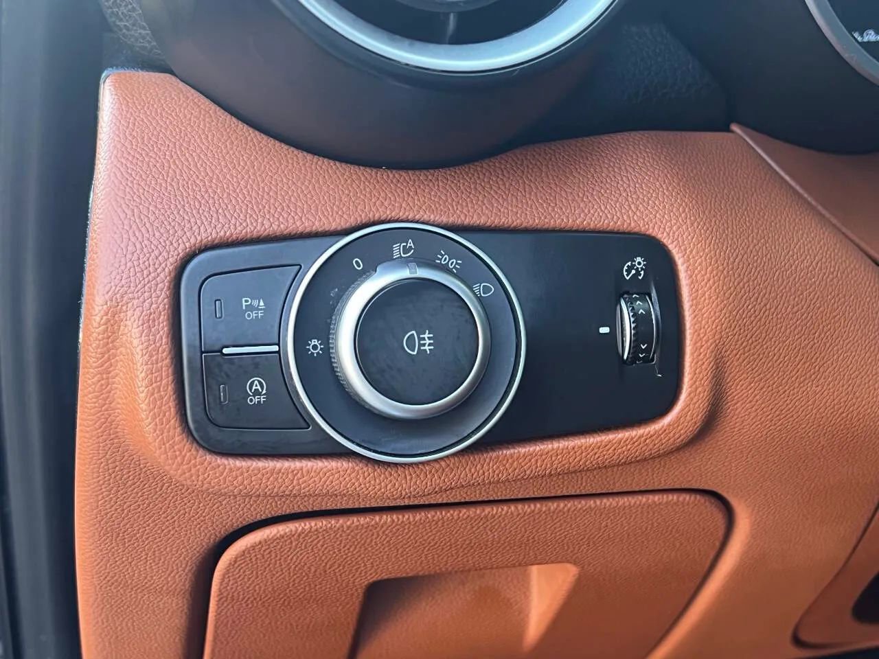 Used 2018 Alfa Romeo Giulia image 32