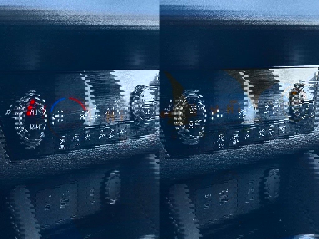 Used 2024 Mitsubishi Outlander SE Black Edition image 25