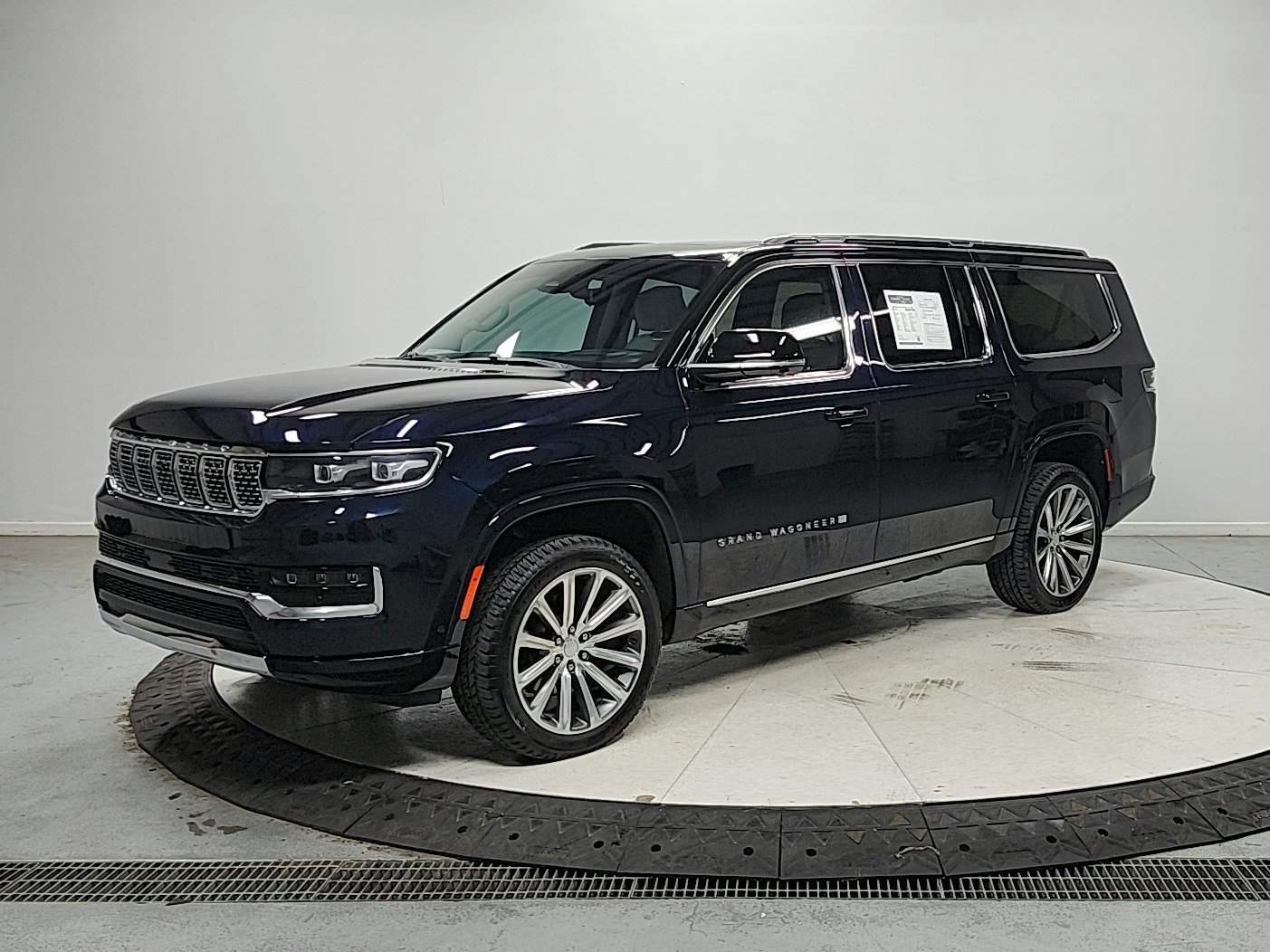 Used 2023 Jeep Grand Wagoneer L Series II w/ Convenience Group III AWD/4WD image 5