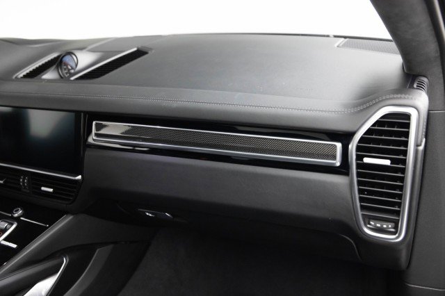 Used 2020 Porsche Cayenne Turbo image 32