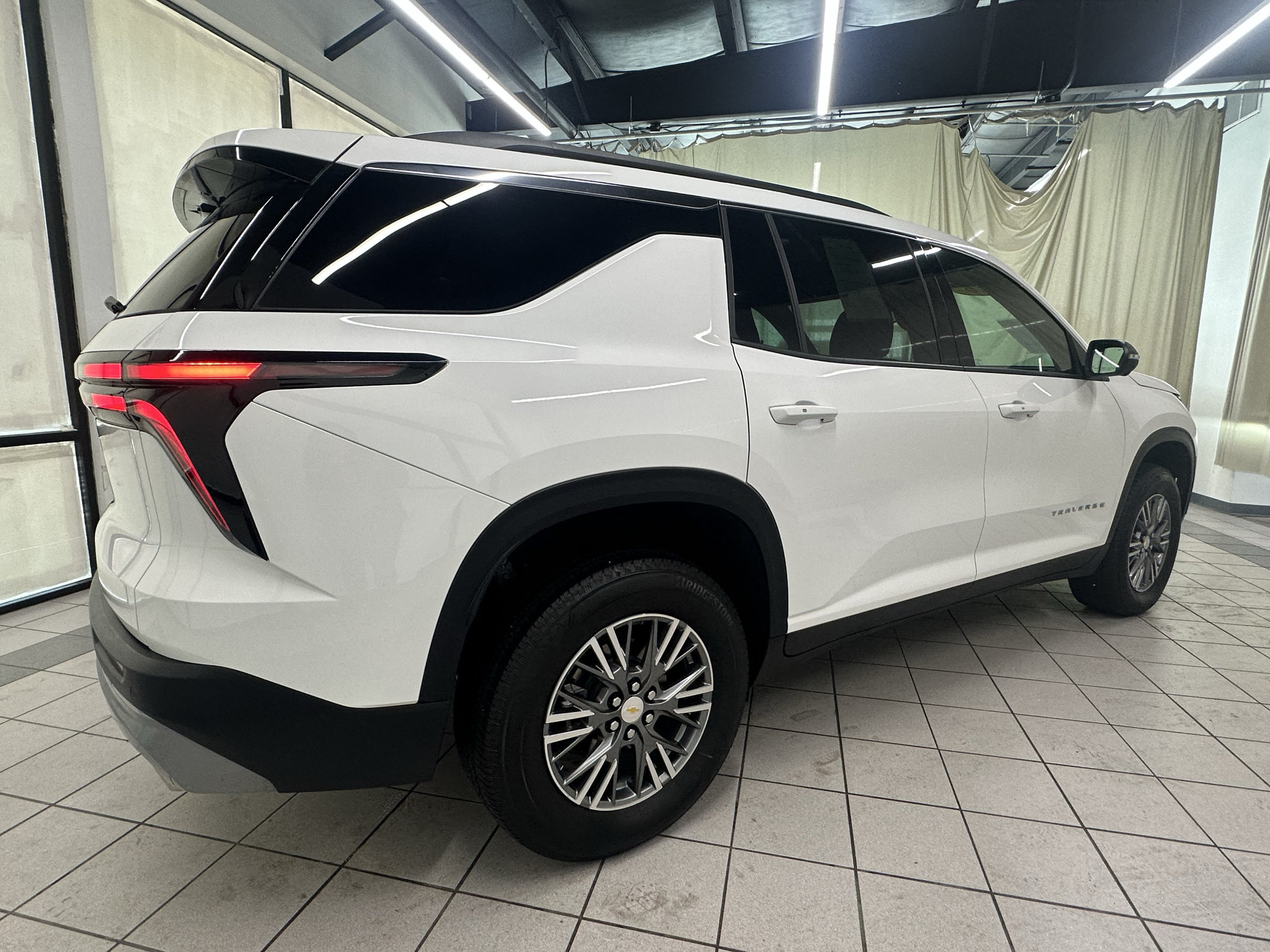 Certified 2026 Chevrolet Traverse LT w/ Driver Confidence Package FWD image 3