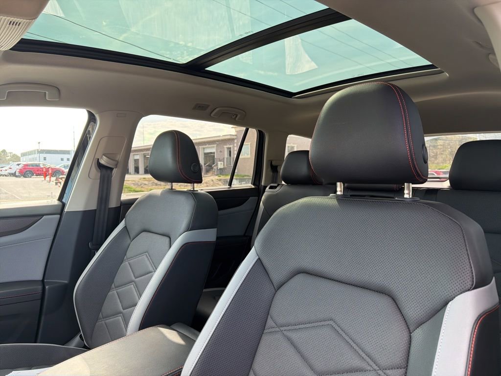 Used 2025 Volkswagen Atlas Peak Edition SE image 9