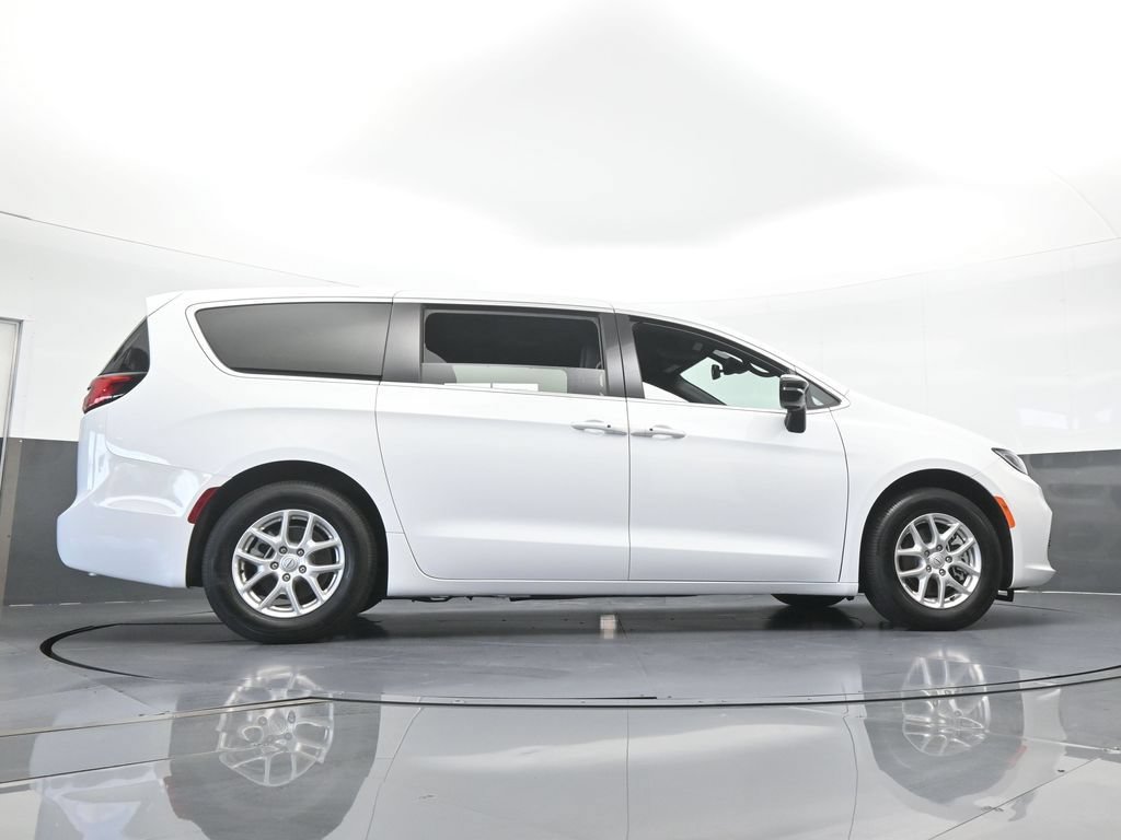 Used 2025 Chrysler Pacifica Select FWD image 56