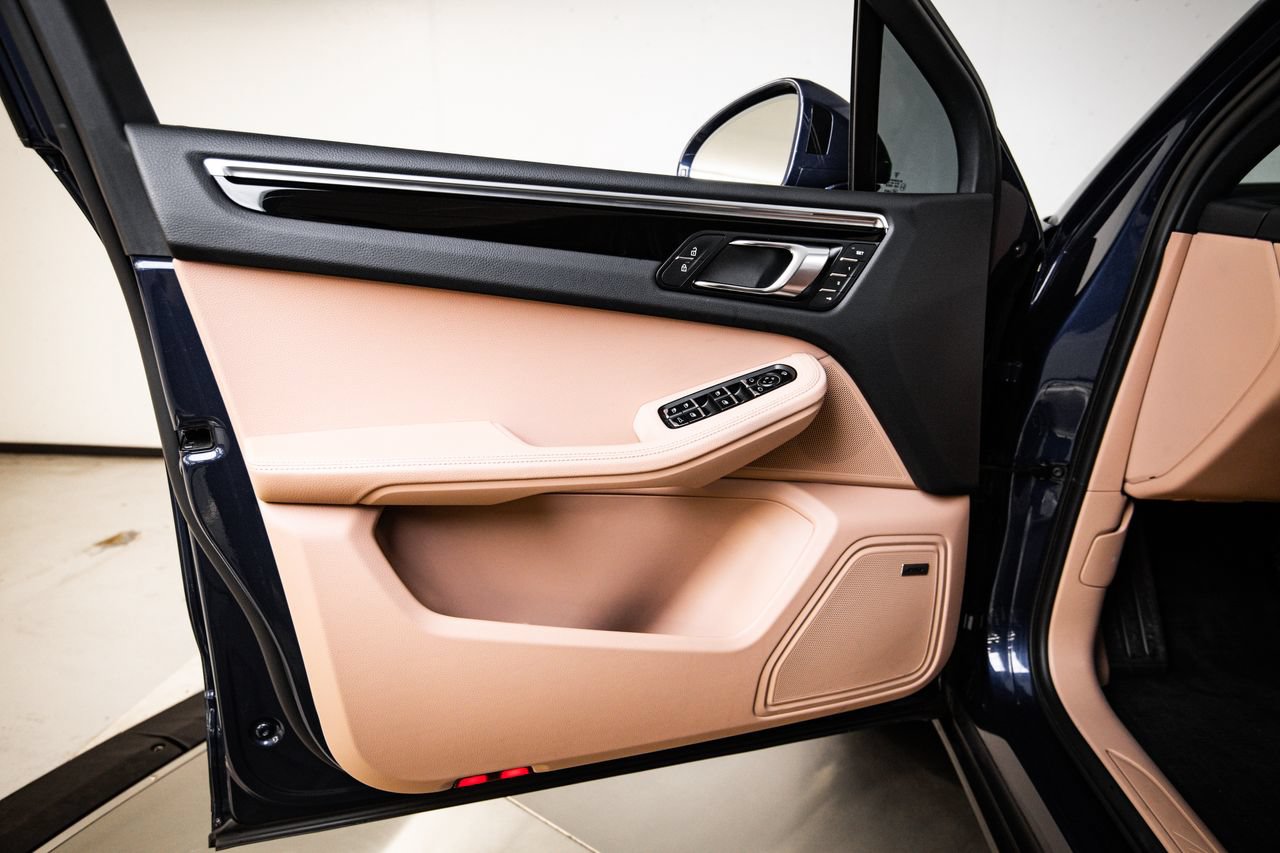 Certified 2024 Porsche Macan AWD/4WD image 23