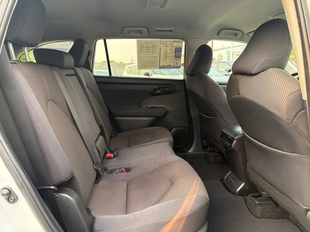 Used 2024 Toyota Highlander LE AWD/4WD image 13