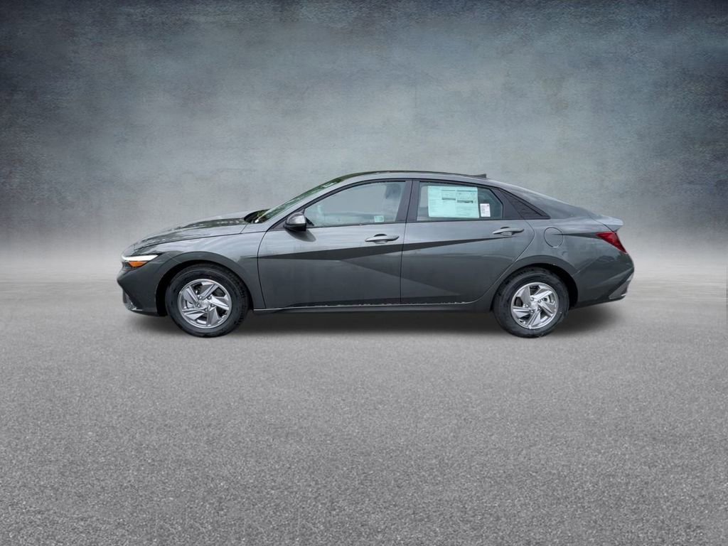 Used 2025 Hyundai Elantra SE image 11