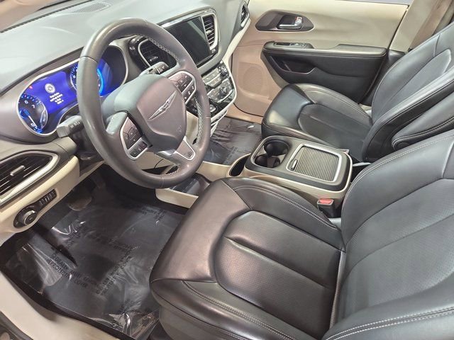 Used 2023 Chrysler Pacifica Touring-L image 19