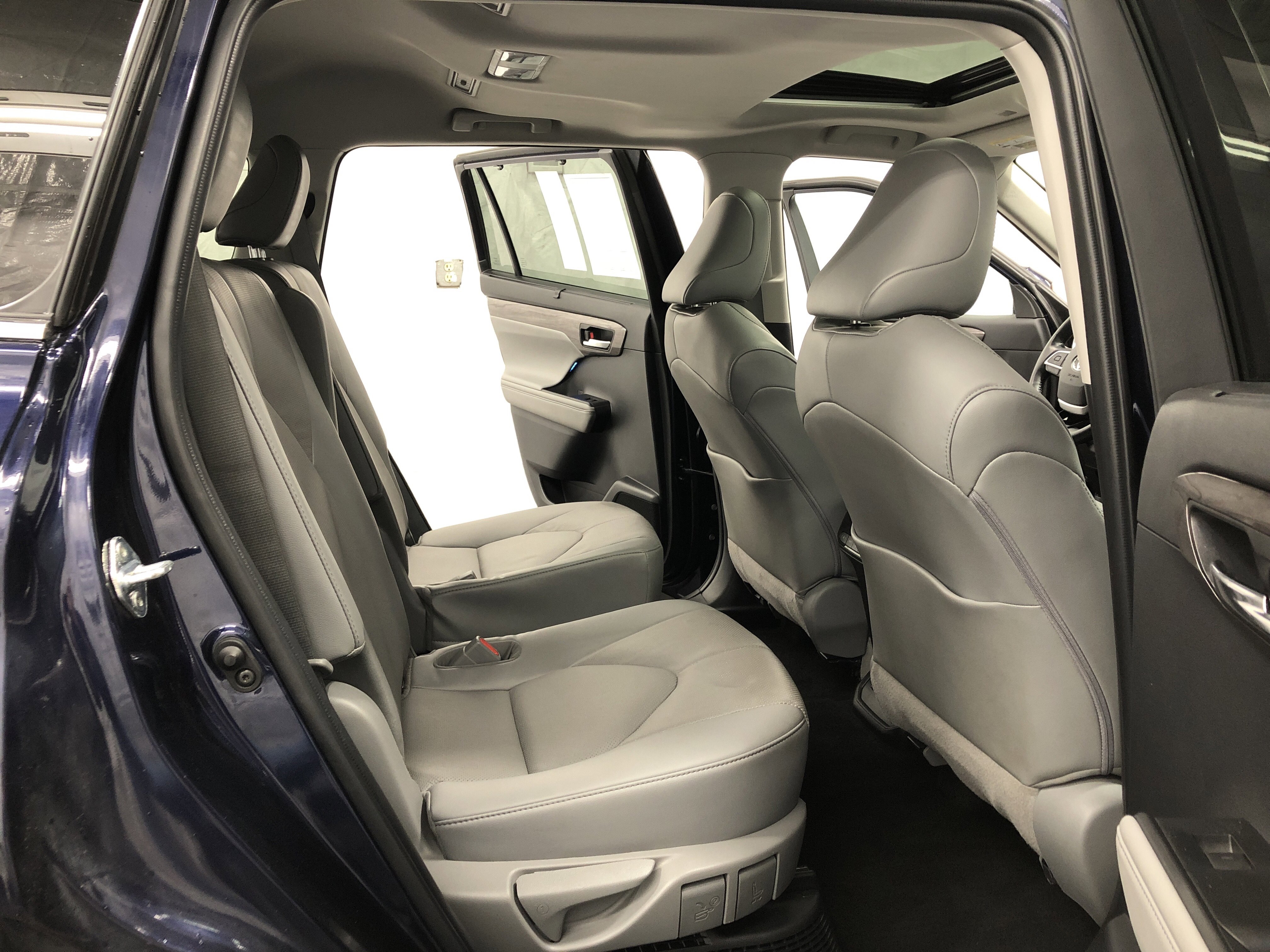 Used 2022 Toyota Highlander Limited image 9