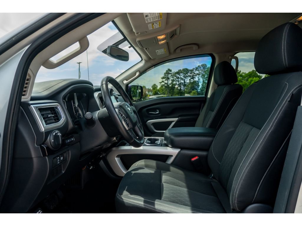 Used 2018 Nissan Titan SV w/ SV Convenience Package AWD/4WD image 11