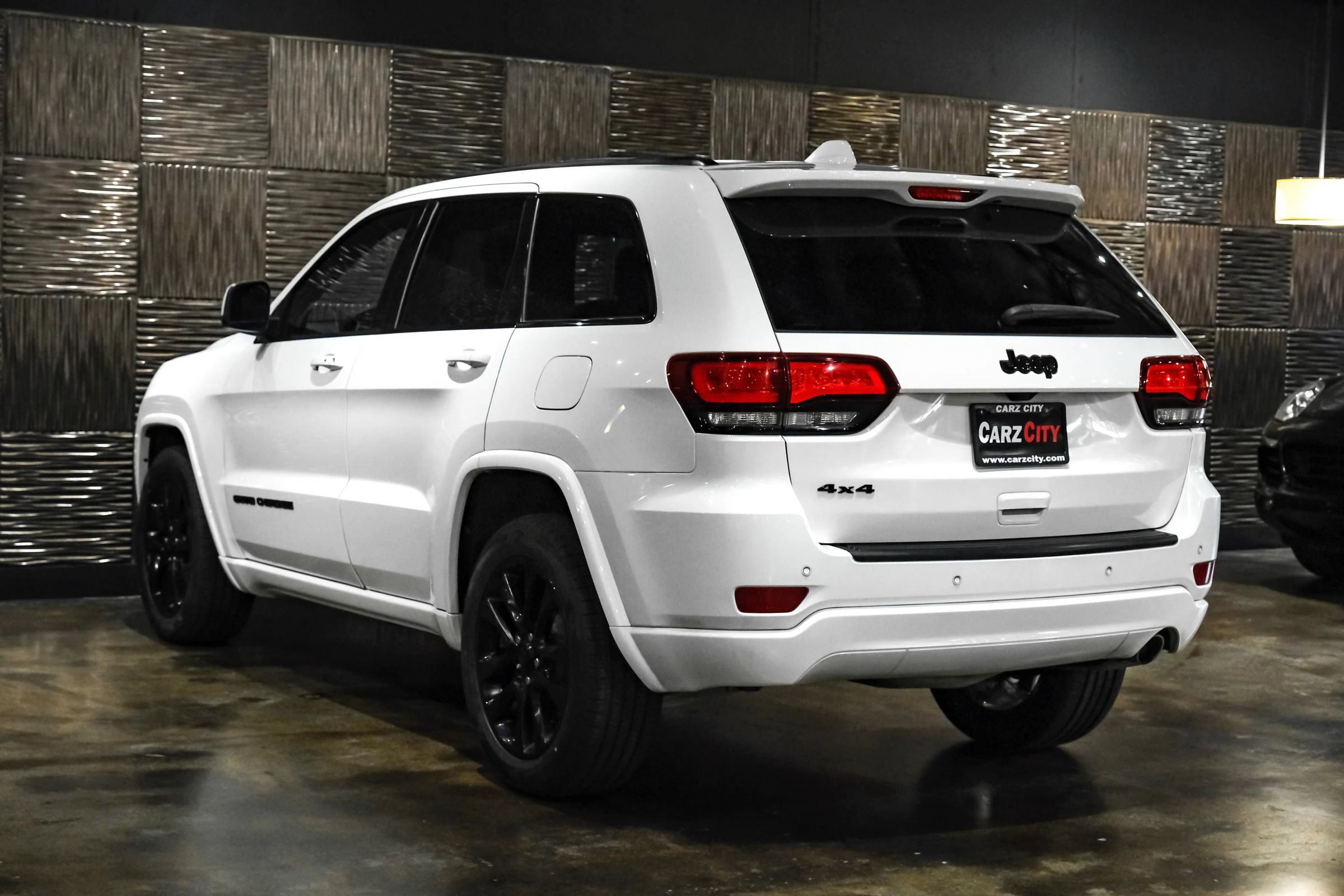 Used 2018 Jeep Grand Cherokee Altitude AWD/4WD image 11