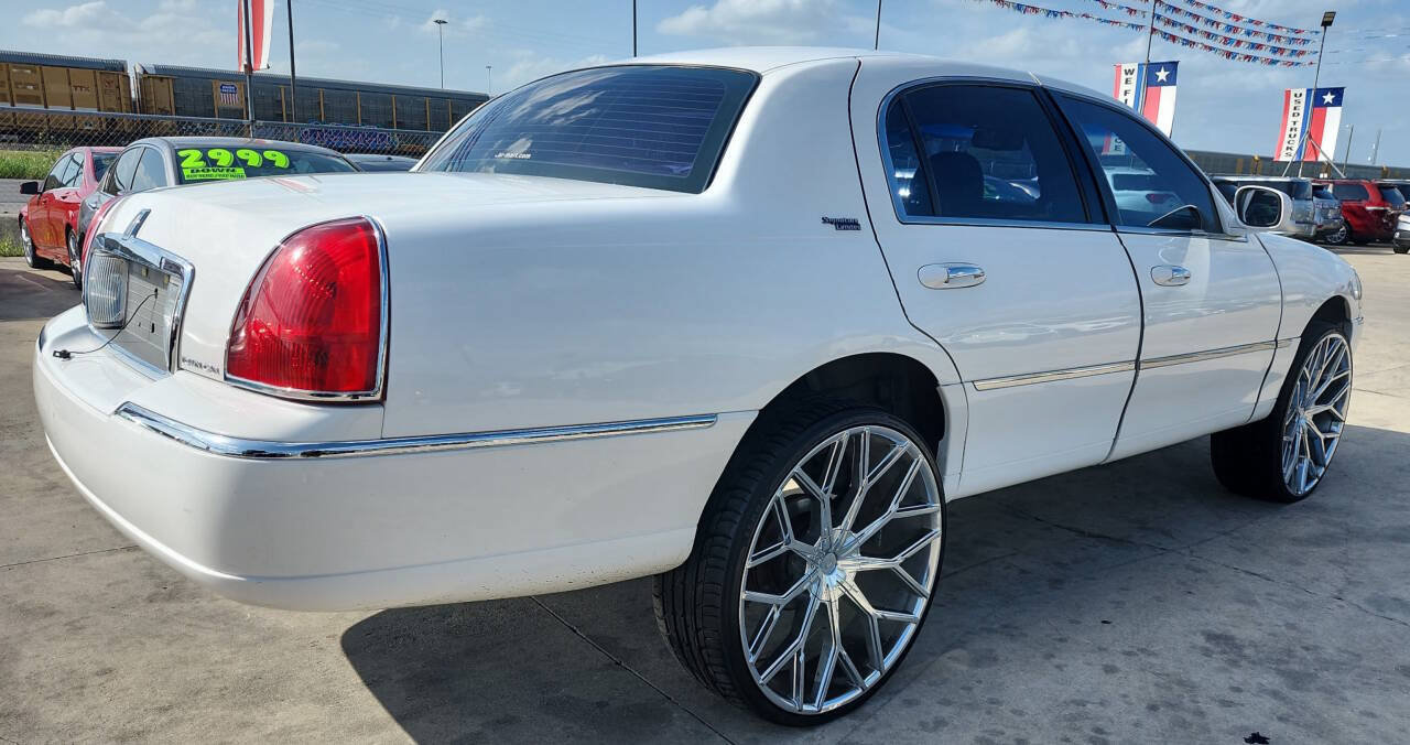 Used 2009 Lincoln Town Car Signature Limited RWD image 3