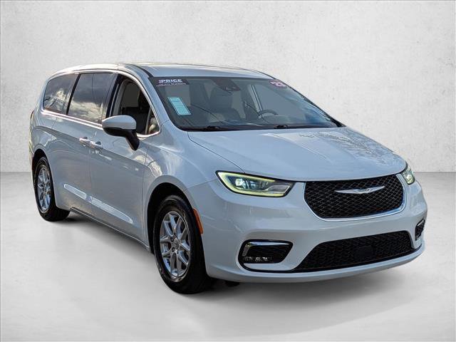 Used 2023 Chrysler Pacifica Touring-L image 3
