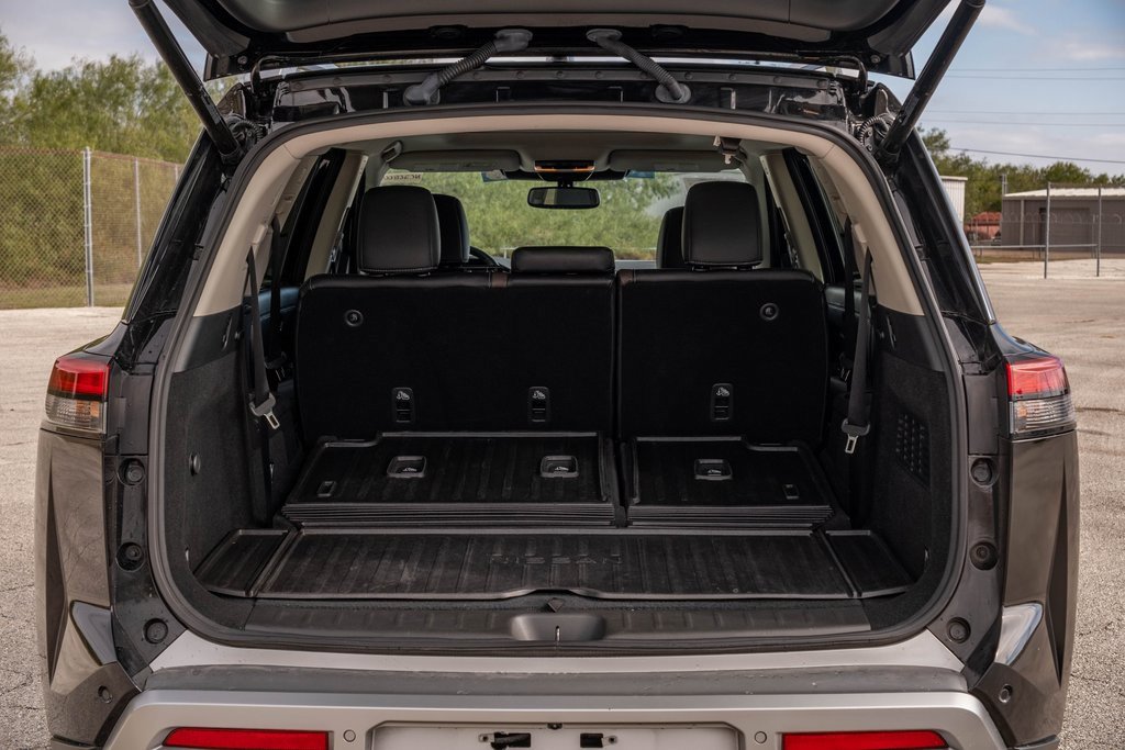 Used 2022 Nissan Pathfinder Platinum w/ Cargo Package image 27