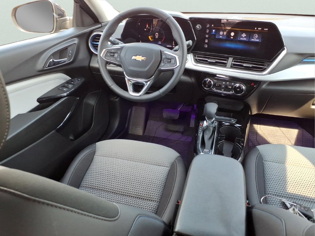 Used 2025 Chevrolet Trax LT w/ LT Convenience Package FWD image 6