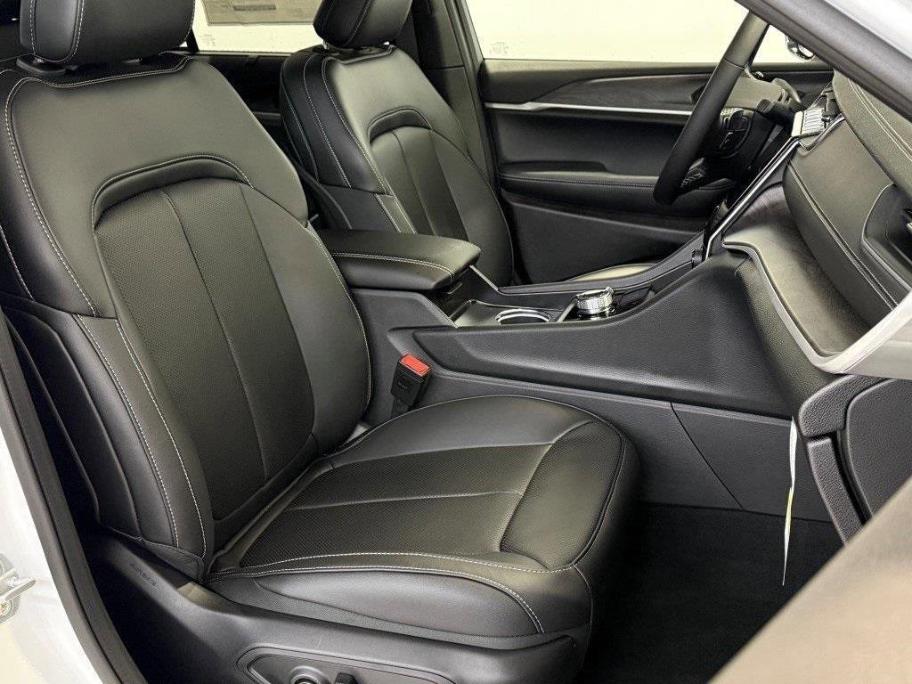 New 2025 Jeep Grand Cherokee Limited w/ Luxury Tech Group II image 13