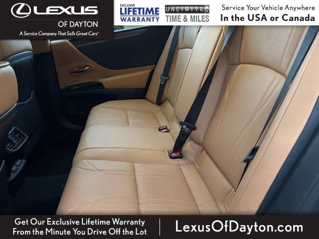 Used 2025 Lexus ES 300h w/ Luxury Package image 32