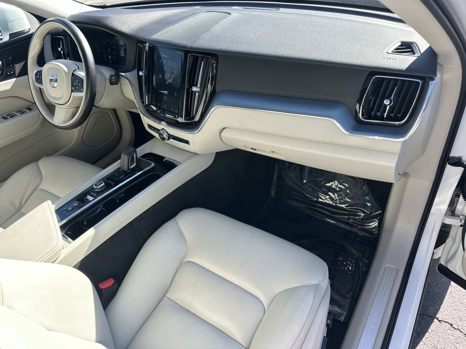 Used 2020 Volvo XC60 T8 Momentum w/ Protection Package Premier image 27