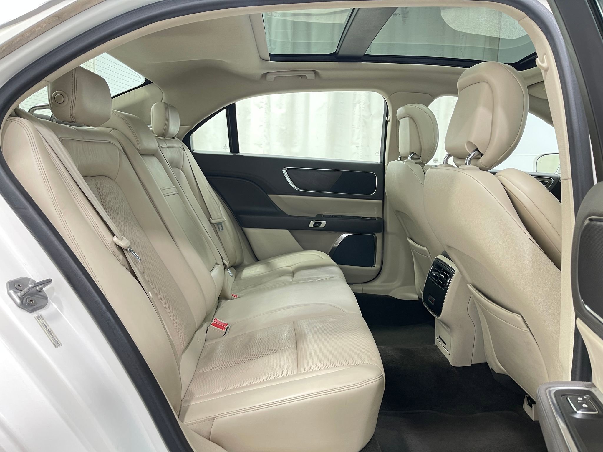 Used 2018 Lincoln Continental Select w/ Continental Climate Package image 31