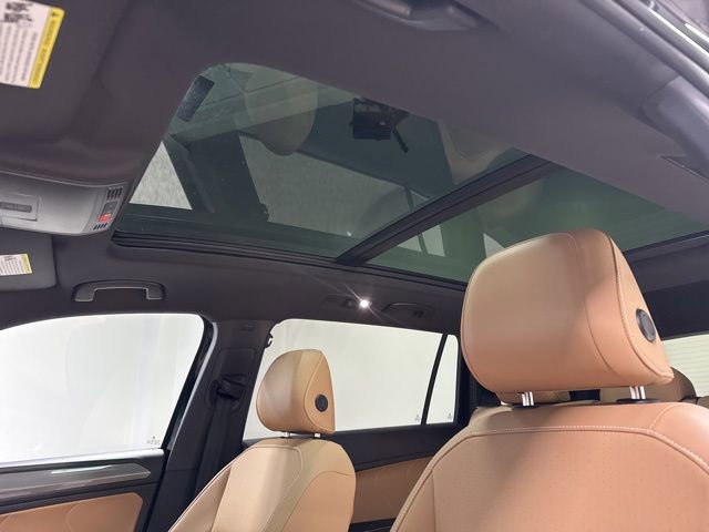 Used 2023 Volkswagen Tiguan SE w/ Panoramic Sunroof Package FWD image 17