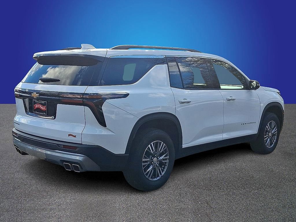 Used 2025 Chevrolet Traverse LT image 4