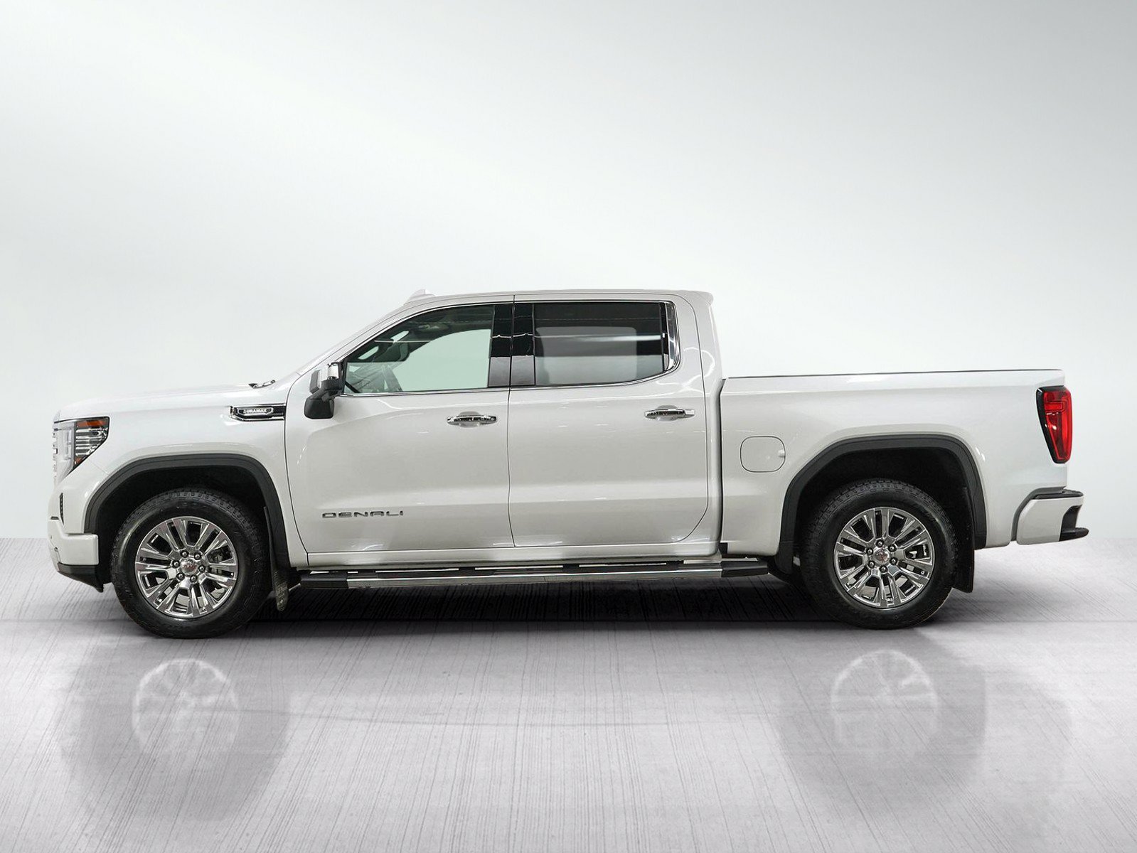 Used 2025 GMC Sierra 1500 Denali w/ Technology Package AWD/4WD image 2