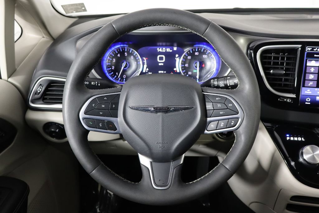 Used 2023 Chrysler Pacifica Touring-L image 7