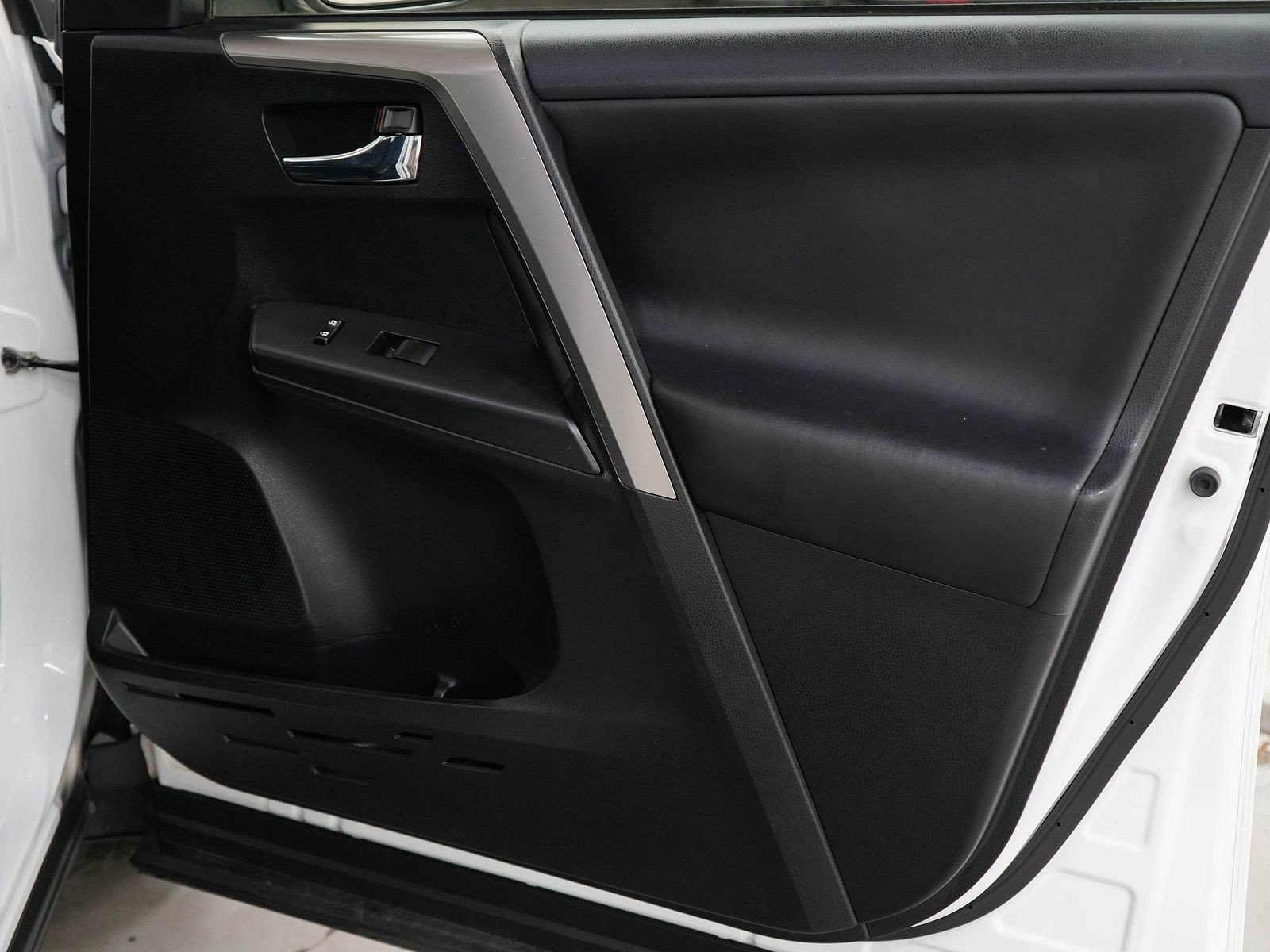 Used 2017 Toyota RAV4 XLE w/ Carpet Mat Package AWD/4WD image 9