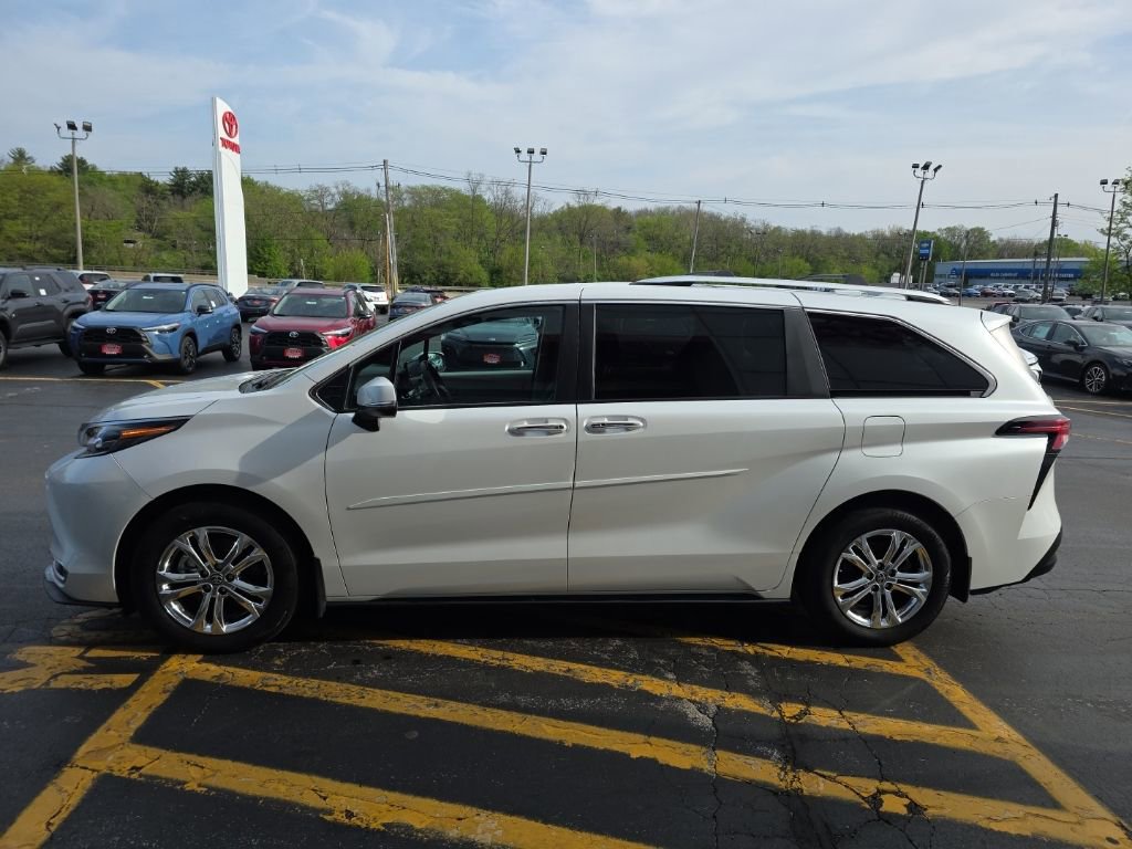 Used 2024 Toyota Sienna Platinum AWD/4WD image 8