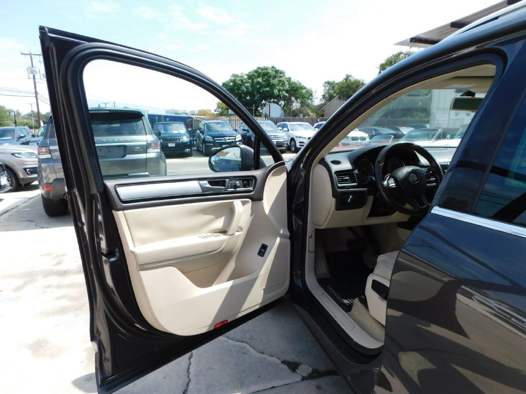 Used 2013 Volkswagen Touareg Sport image 24