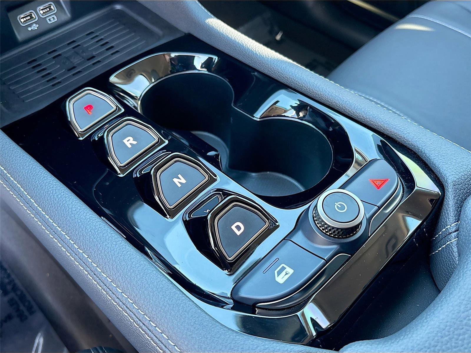 New 2025 VinFast VF 8 Eco AWD/4WD image 16