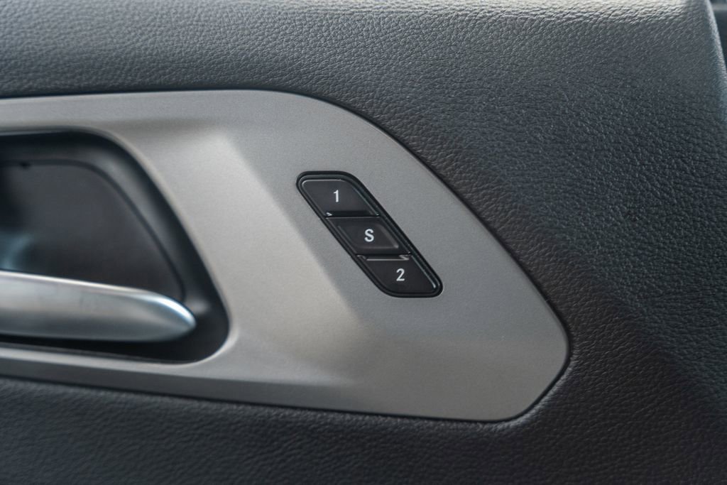 Used 2025 Chrysler Pacifica Select image 44