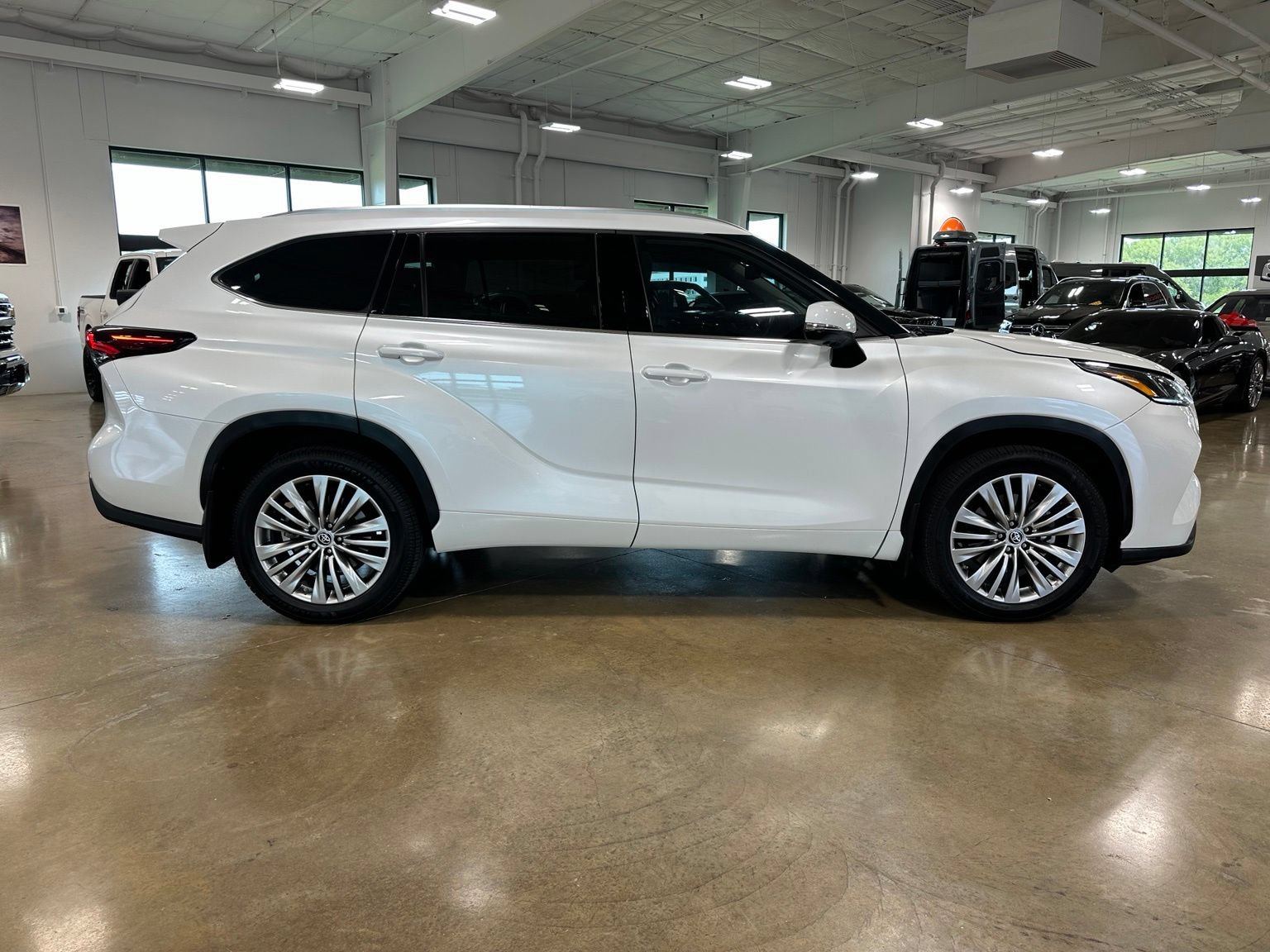 Used 2024 Toyota Highlander Platinum AWD/4WD image 8