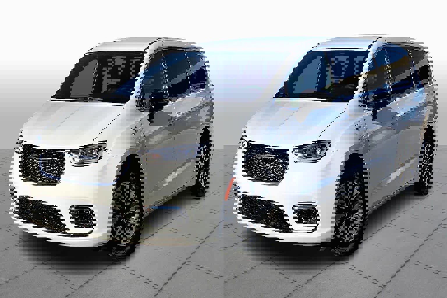 Used 2025 Chrysler Pacifica Select image 1