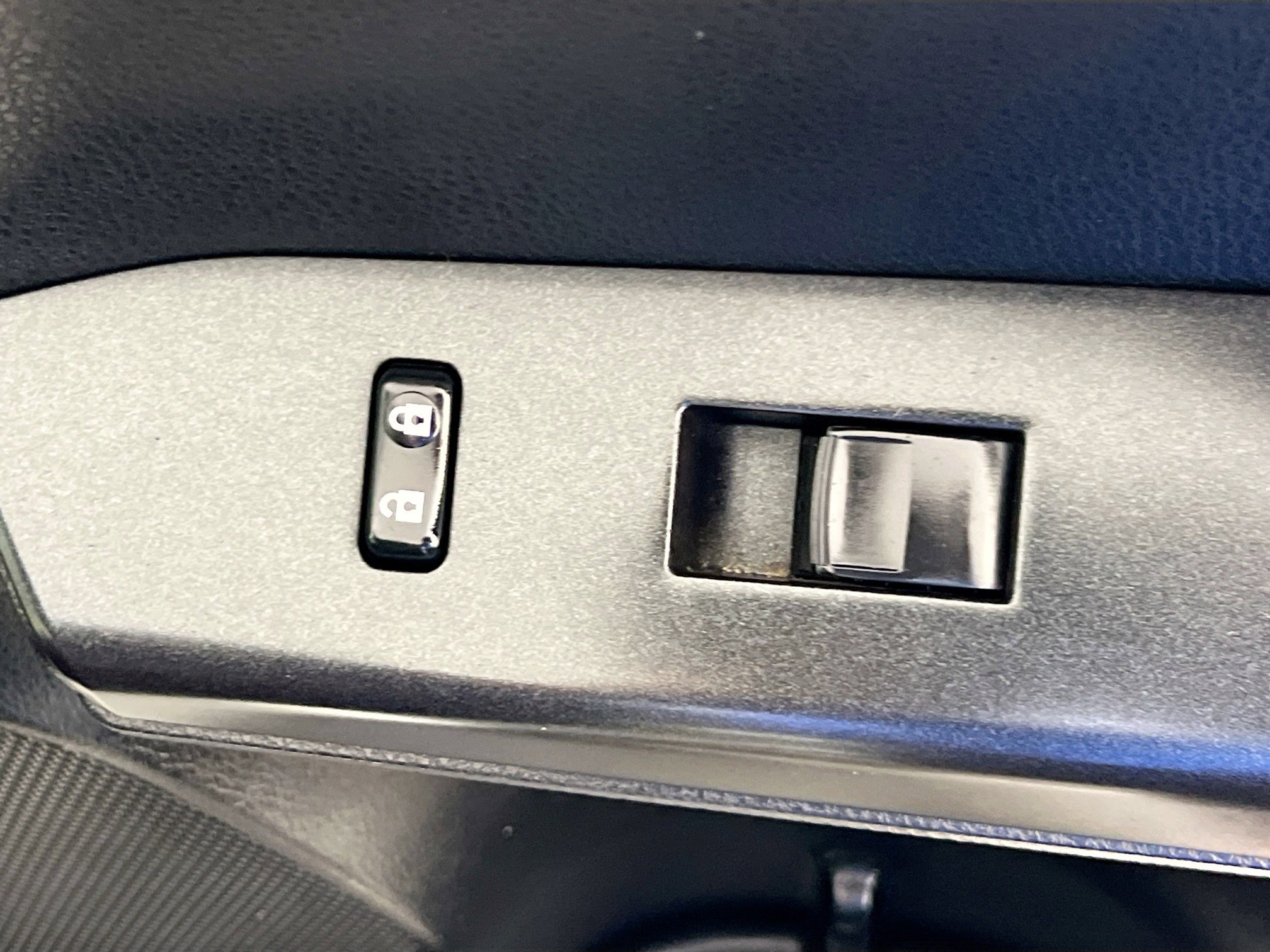 Used 2018 Toyota RAV4 LE image 29