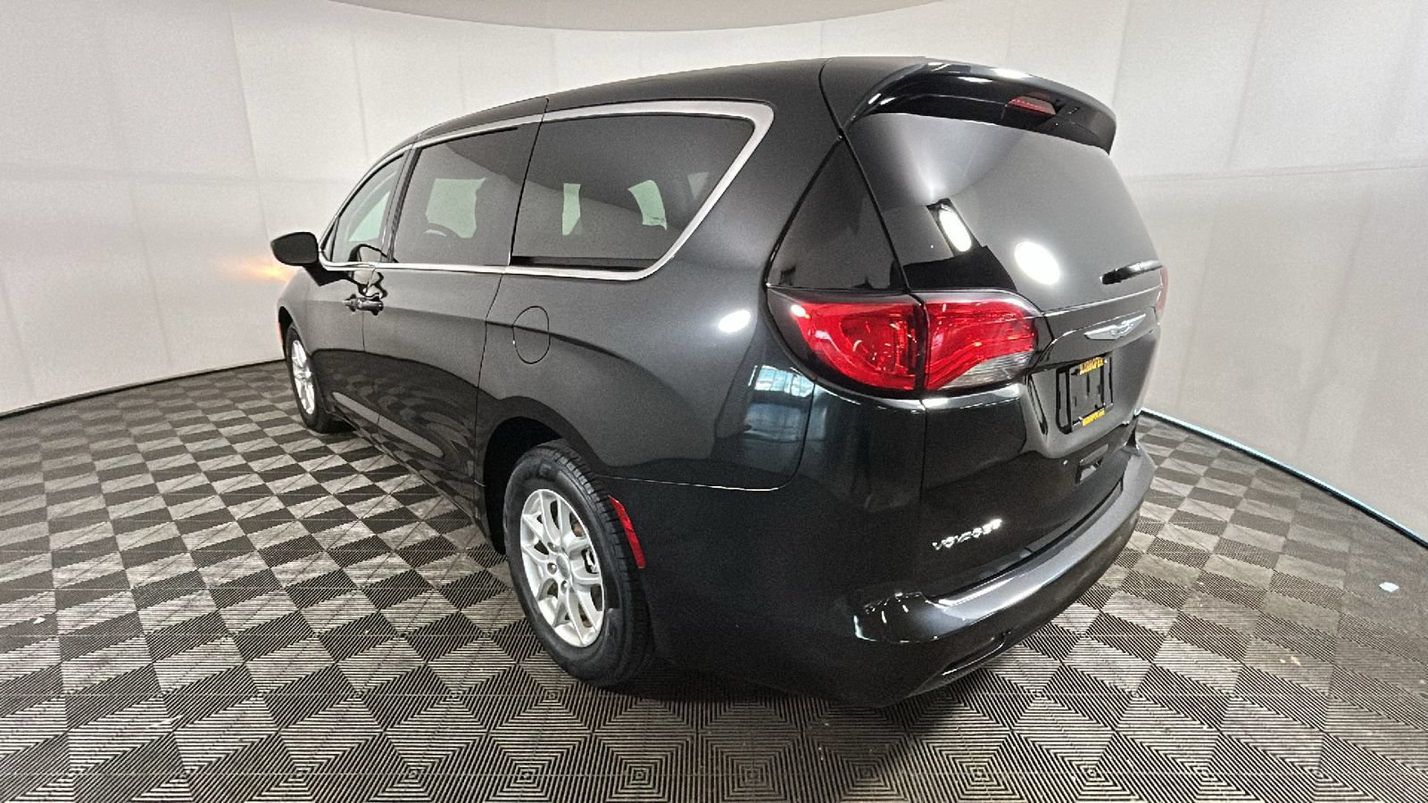 Used 2023 Chrysler Voyager LX FWD image 5