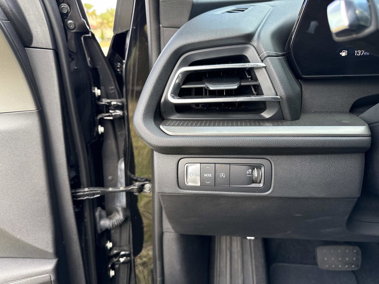 Used 2025 Chevrolet Traverse LT image 32