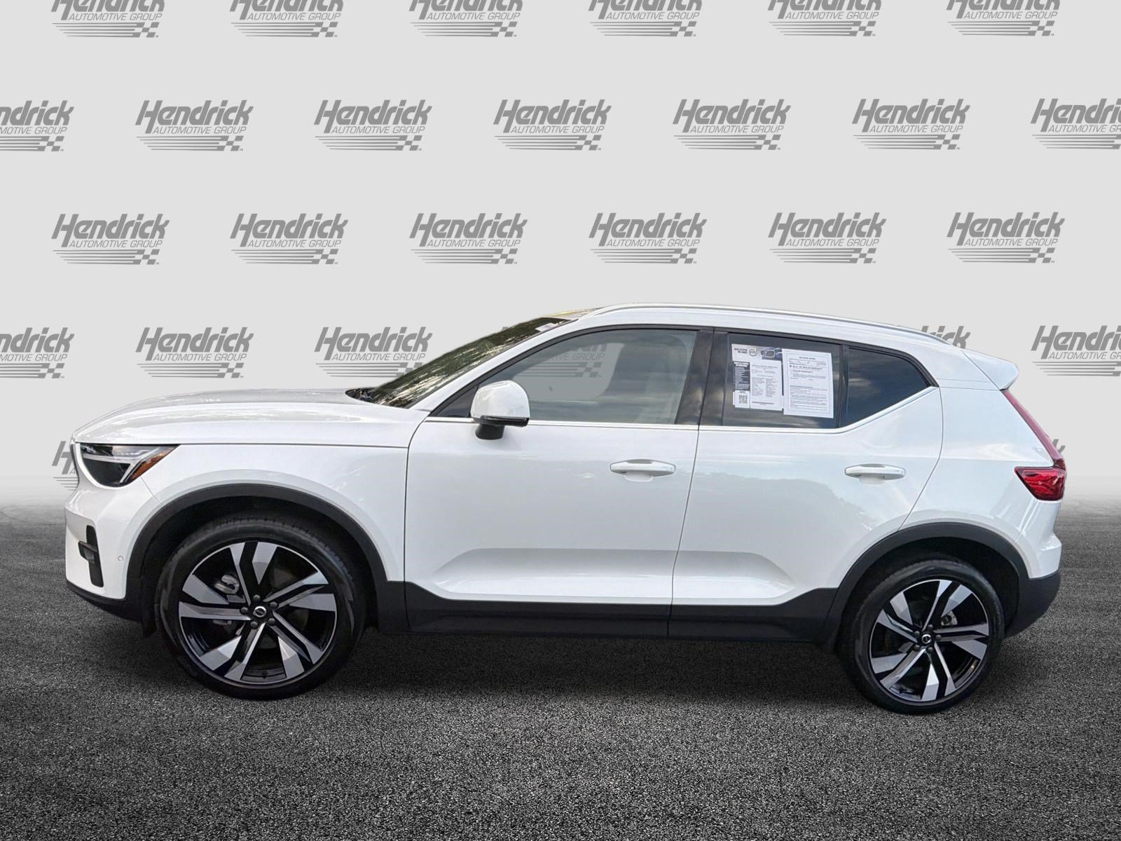Certified 2024 Volvo XC40 B5 Plus AWD/4WD image 7